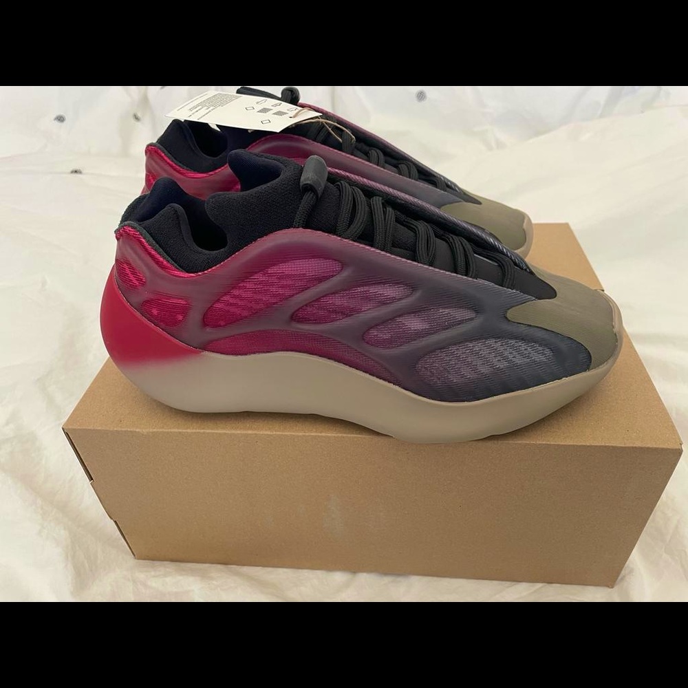 Adidas Yeezy 700 V3 Fade Carbon - size 6W/5M (BWNT)